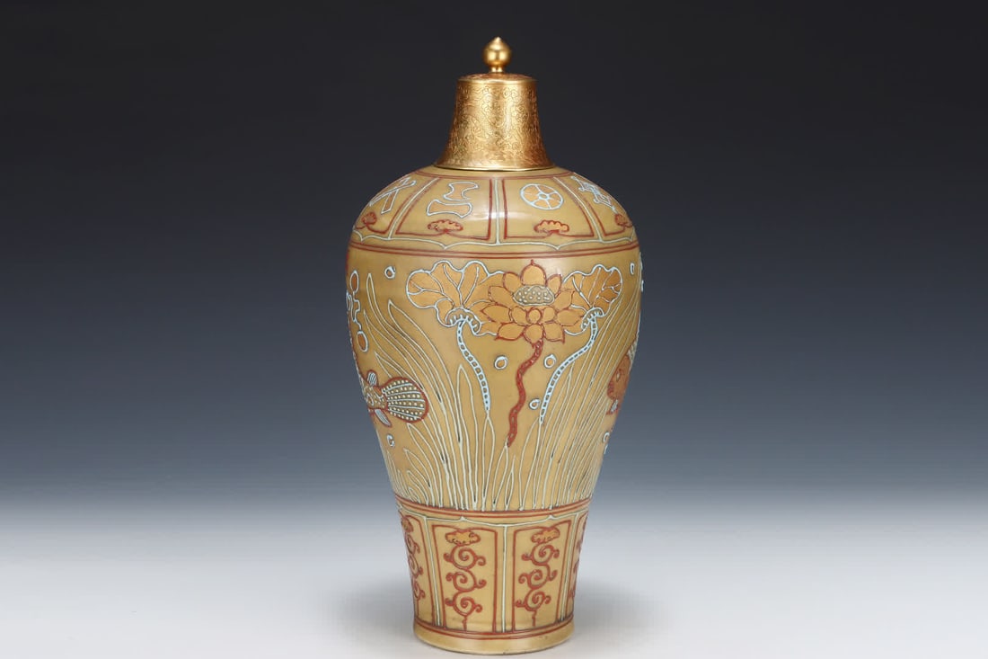 A plum bottle with a gold fish bath pattern - 4