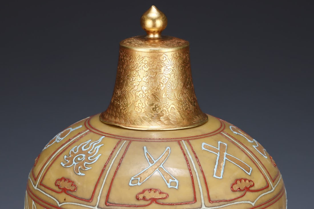 A plum bottle with a gold fish bath pattern - 5