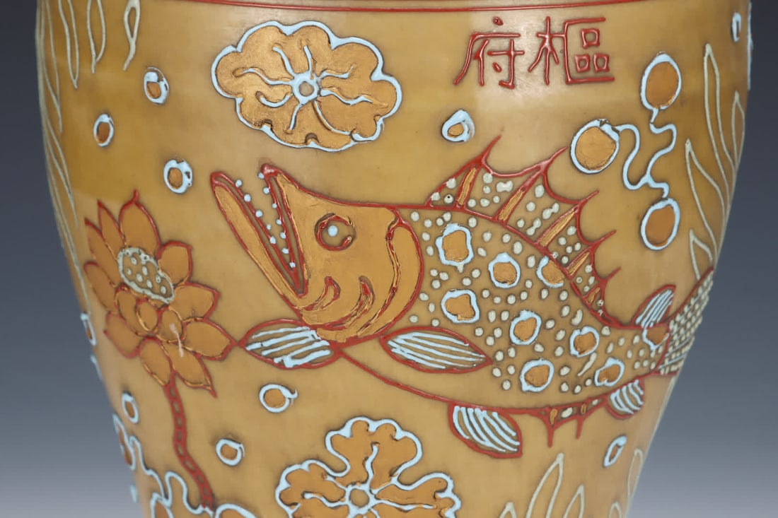 A plum bottle with a gold fish bath pattern - 6