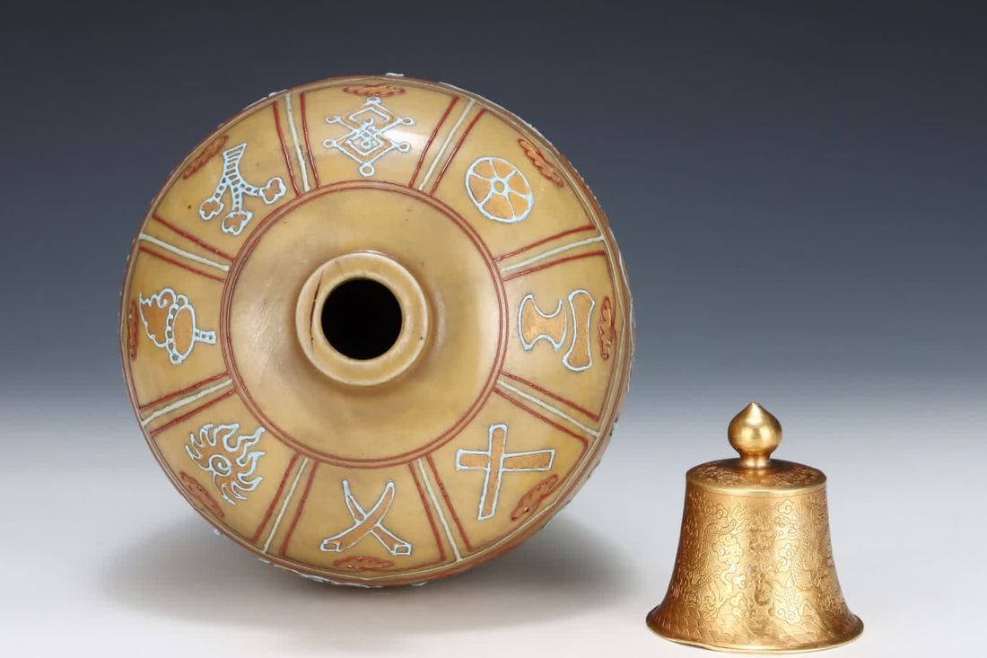 A plum bottle with a gold fish bath pattern - 7