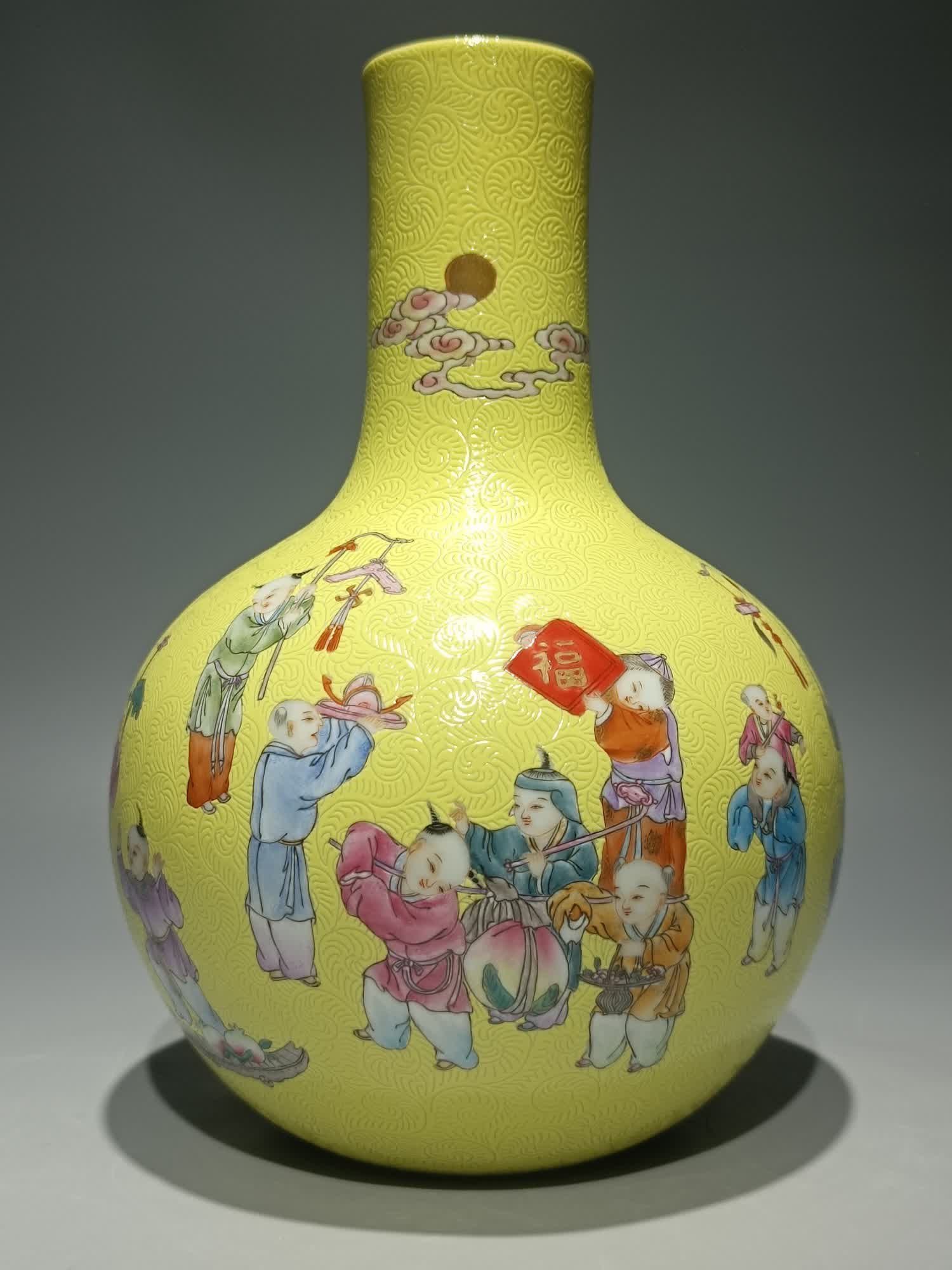 A piece of Qing Jiaqing pastel yellow ground rolling road pattern baby play picture sky ball bottle: Qing Jiaqing model pastel yellow ground rolling road pattern baby play picture sky ball bottle SIZE: H:23cm W:16cm (The Dimensions Of All Batches Are Manually Measured.If You Need More Detailed Inform