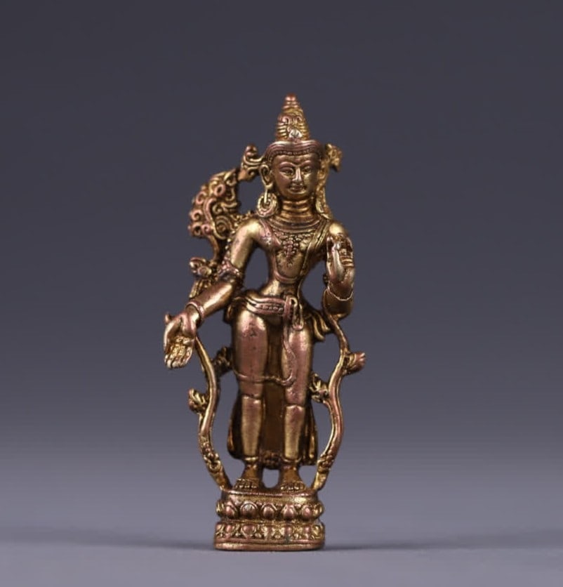 A Qing Dynasty bronze gilt standing Tara statue: Qing Dynasty Copper gilt standing Tara statue The whole is made of copper tire partial gilding process, the gold water presents a warm and simple warm golden color, the pulp is thick, the natural Tara