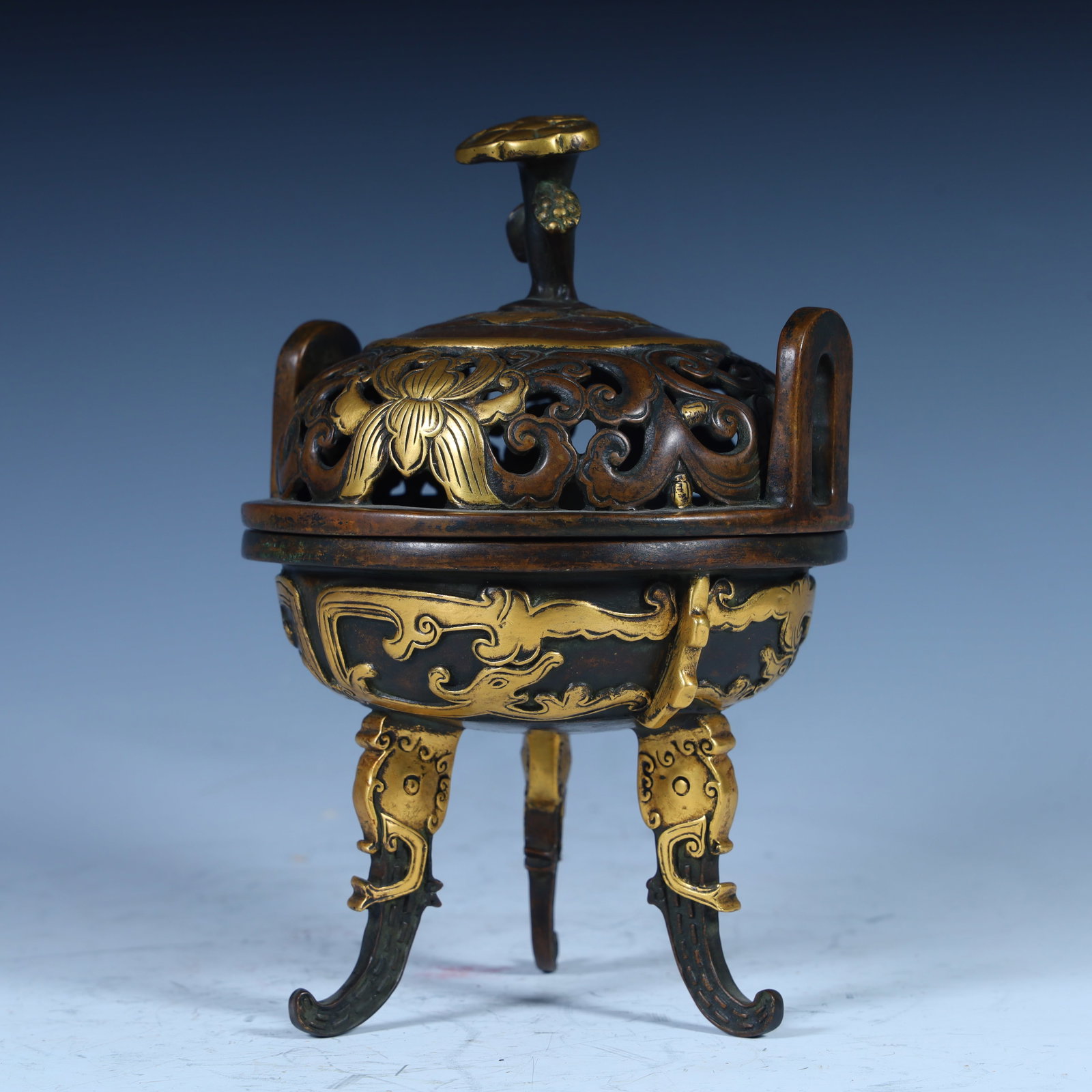 A copper-gilt three-legged incense burner in the Qing Dynasty: Qing Dynasty copper gilt three-legged incense burner SIZE: H:18.5cm W:12cm W:1279g (The Dimensions Of All Batches Are Manually Measured.If You Need More Detailed Information, Please Contact Our Custom