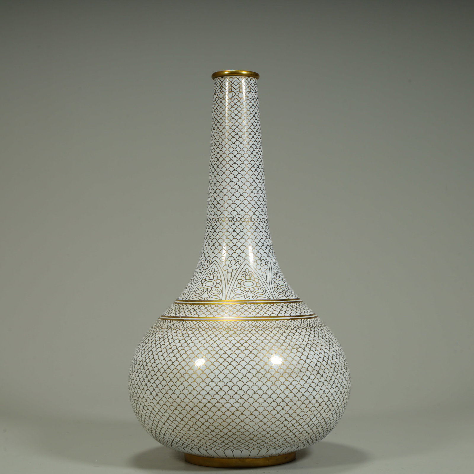 A long-necked vase with gold gold on a white background: A long-necked vase with gold fish scales on a white background SIZE: H:31cm L:16cm W:16cm W:979g (The Dimensions Of All Batches Are Manually Measured.If You Need More Detailed Information, Please