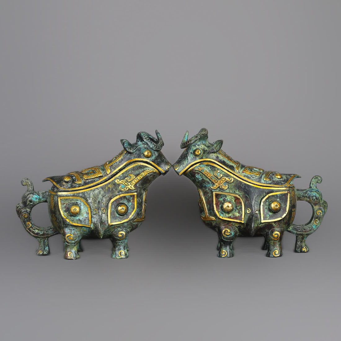 A pair of Han Dynasty bronze Cuojin beast cups: Han Dynasty A pair of bronze Cuojin beast cups SIZE: Total W: 2620g Single L: 20cm W: 11cm H: 16cm (The Dimensions Of All Batches Are Manually Measured.If You Need More Detailed Information, Please Co