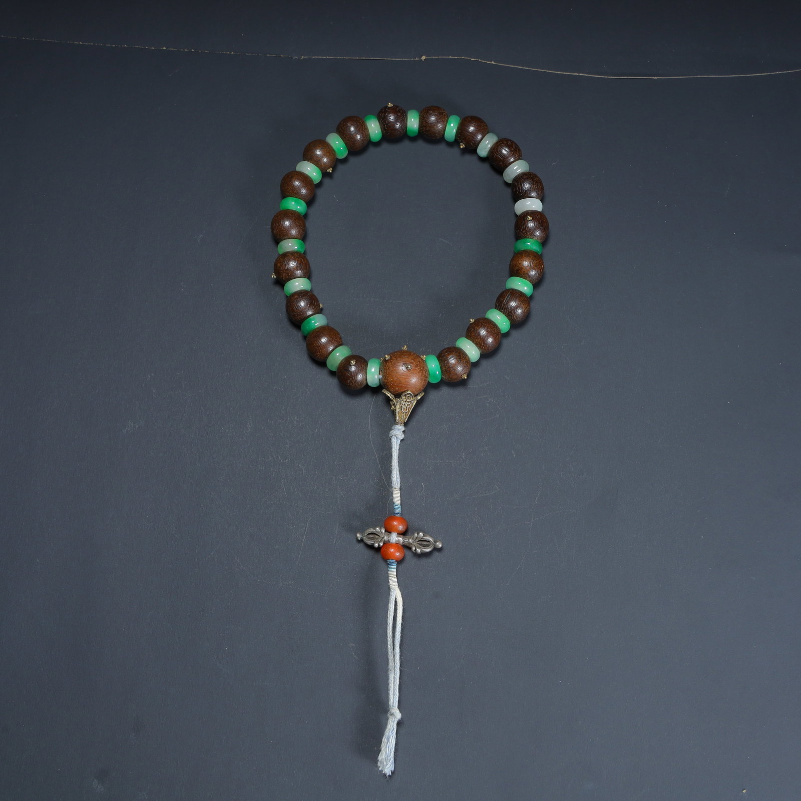 A piece of Qing Dynasty agarwood with a dragon horn Buddha string (carry-on prayer beads): Qing Dynasty agarwood with horned Buddha string (carry-on rosary) SIZE: Bead D: 1.3cm W: 42g (The Dimensions Of All Batches Are Manually Measured.If You Need More Detailed Information, Please Contact