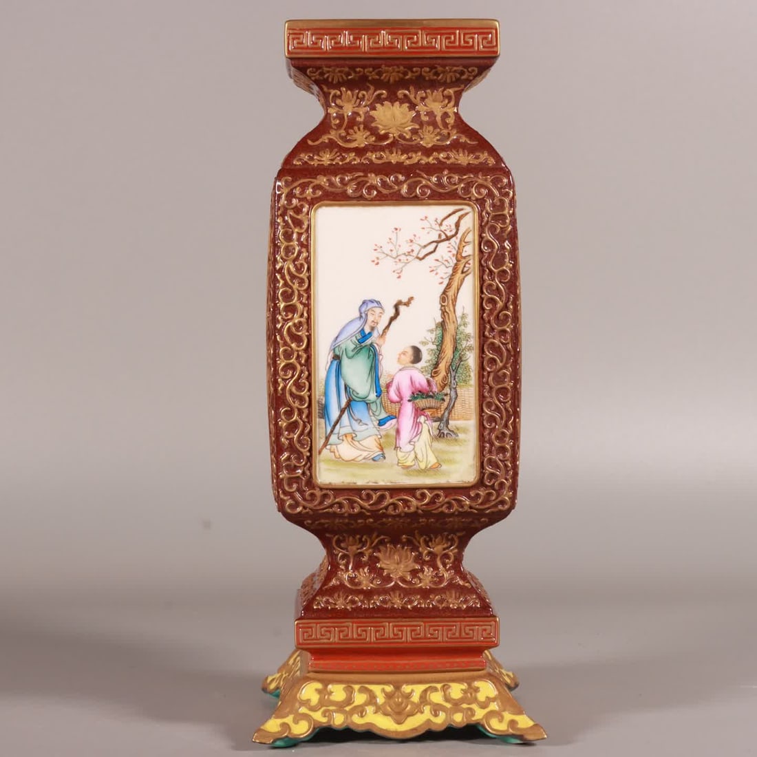 A clear dry enamel colored sauce glaze gilded figure square bottle: Qinggan Long enamel sauce glaze gilded figure square bottle SIZE: AAA (The Dimensions Of All Batches Are Manually Measured.If You Need More Detailed Information, Please Contact Our Customer Service Be