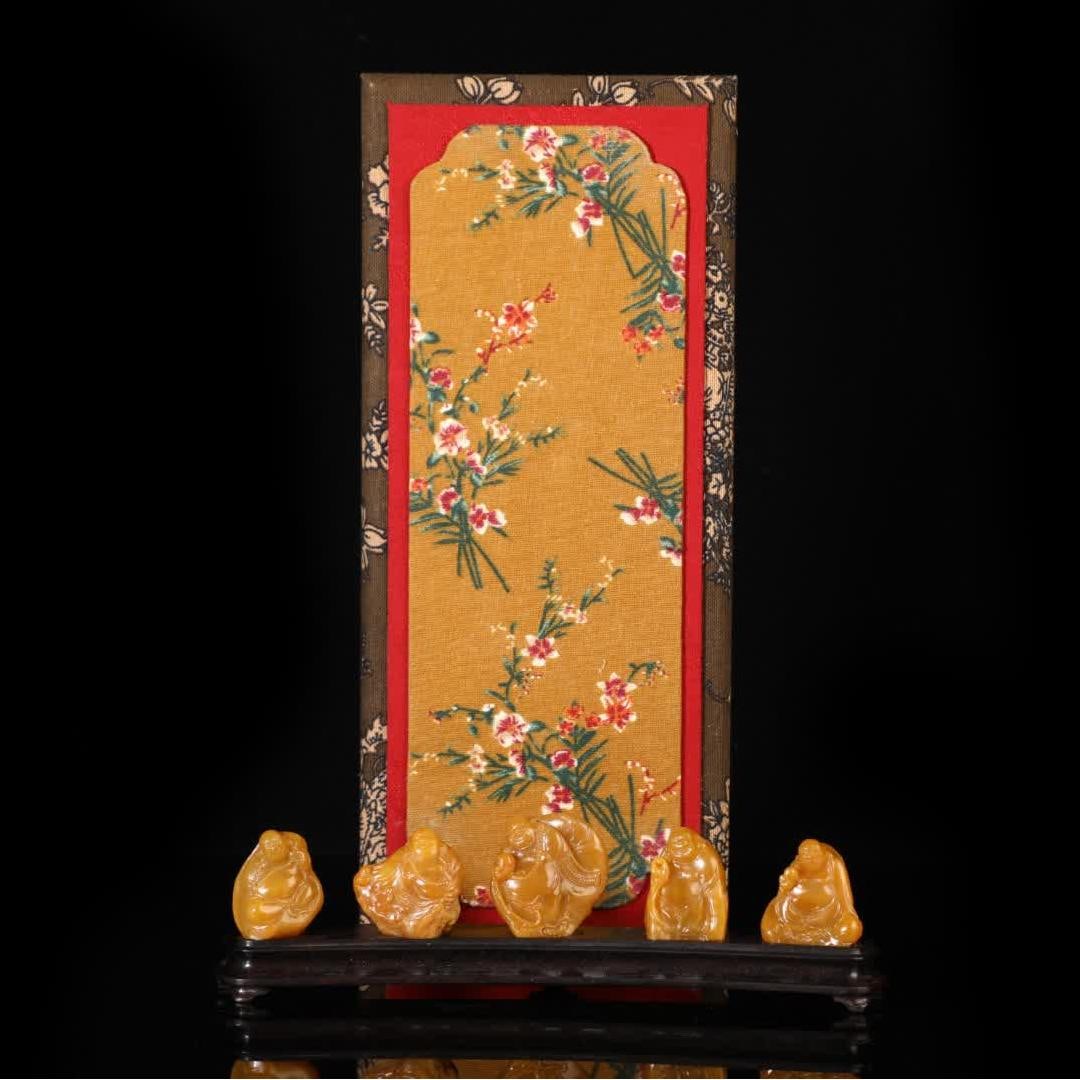 A Shoushan Shitian yellow ornament: Qing Dynasty Shoushan Shitian Huang set SIZE: Total W: 141g H: 4.5cm W: 4cm (The Dimensions Of All Batches Are Manually Measured.If You Need More Detailed Information, Please Contact Our Customer Serv