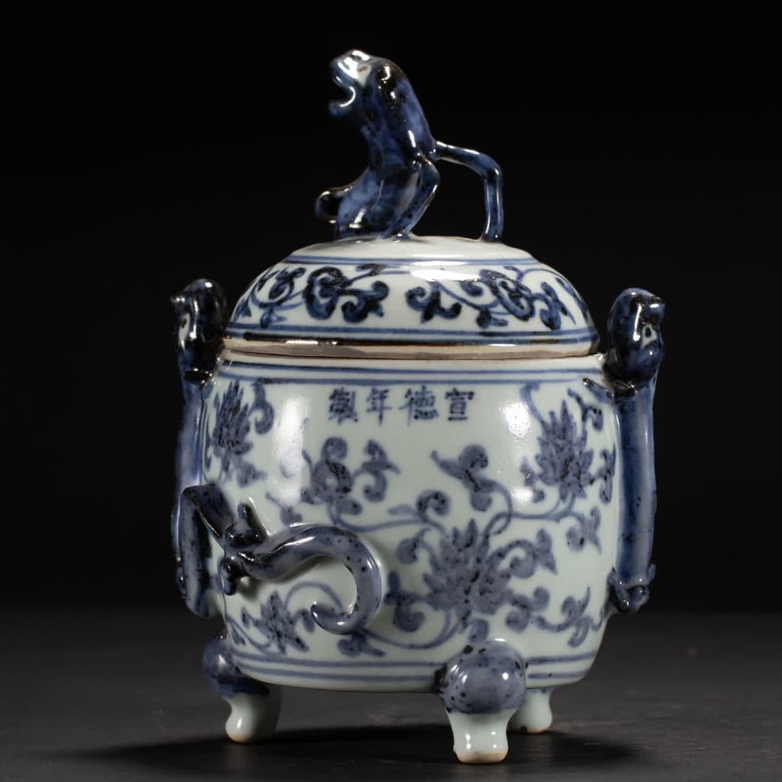 A Qing Dynasty blue and white flower pattern oven: Qing Dynasty blue and white flower pattern furnace SIZE: L:13cm W:13cm H:19cm W:720g (The Dimensions Of All Batches Are Manually Measured.If You Need More Detailed Information, Please Contact Our Cust
