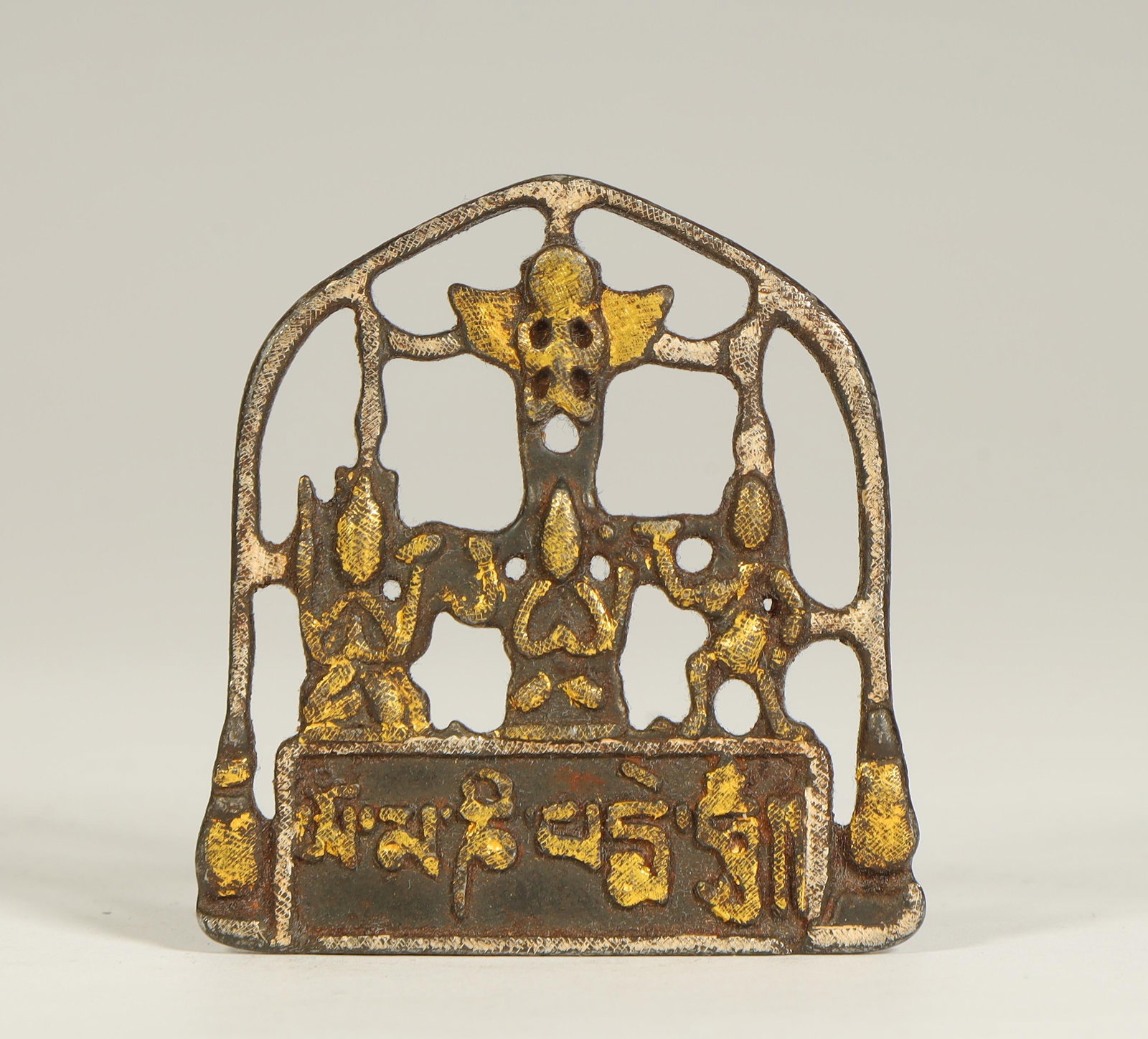 A Qing Dynasty iron-cut gold inlaid silver Buddha rubbing plaque: Qing Dynasty iron cut gold inlaid silver third Buddha rubbing plaque ornament SIZE: H:5cm L:4.5cm W:4.5cm W:18.5g (The Dimensions Of All Batches Are Manually Measured.If You Need More Detailed Informa