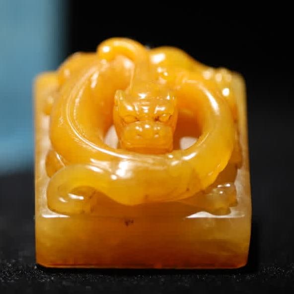 A Qing Dynasty West Garden Master Tian Huanglong button seal: Qing Dynasty West Garden Master Tian Huanglong button seal SIZE: H:2.2x3.35x3.35cm W:44.6g (The Dimensions Of All Batches Are Manually Measured.If You Need More Detailed Information, Please Contact Ou
