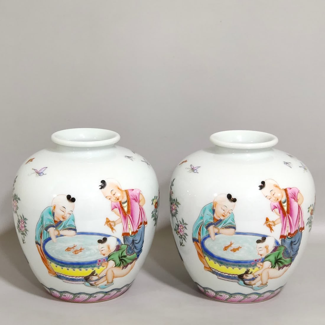 A pair of Qing Dynasty Yongzheng baby play picture jars: Qing Dynasty Yongzheng baby play picture jar SIZE: H:13.5cm D:11cm (The Dimensions Of All Batches Are Manually Measured.If You Need More Detailed Information, Please Contact Our Customer Service Befor