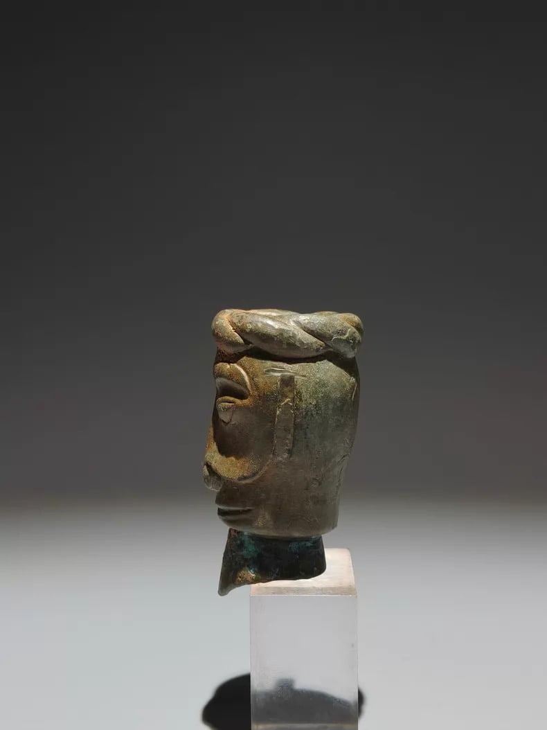 A bronze ornament - 3