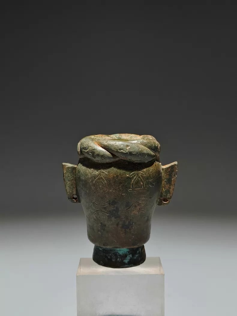 A bronze ornament - 4