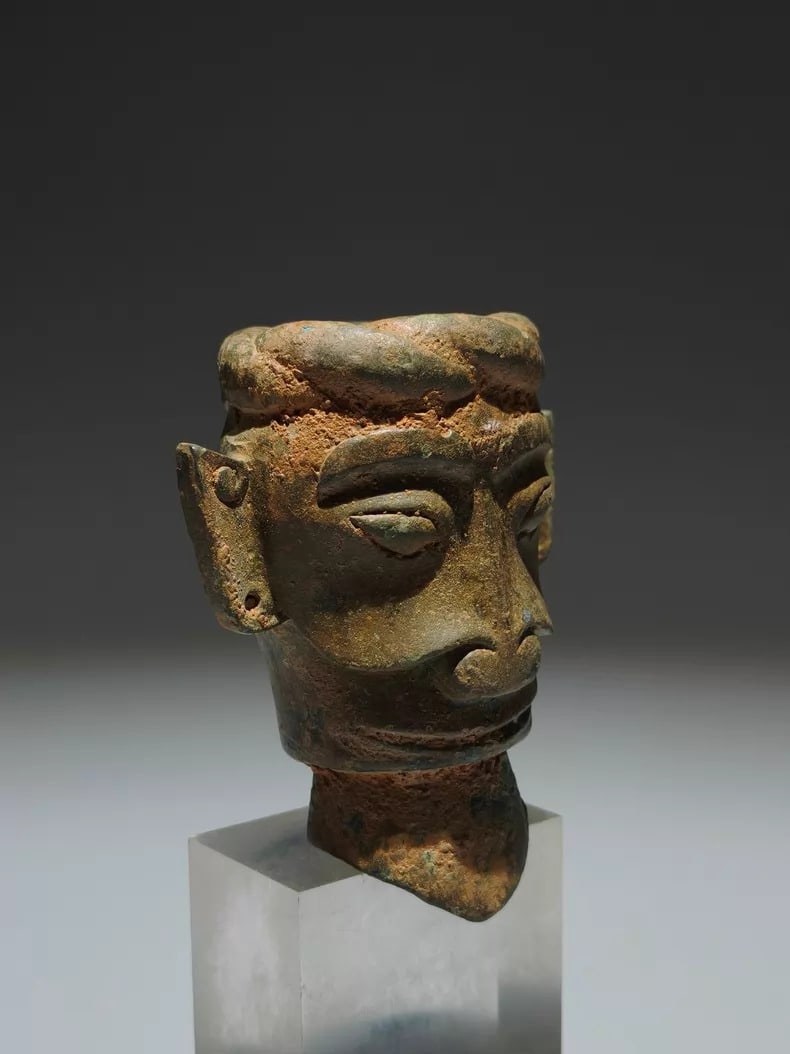 A bronze ornament - 7