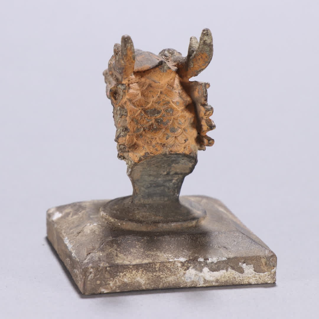 A bronze dragon head button seal - 3