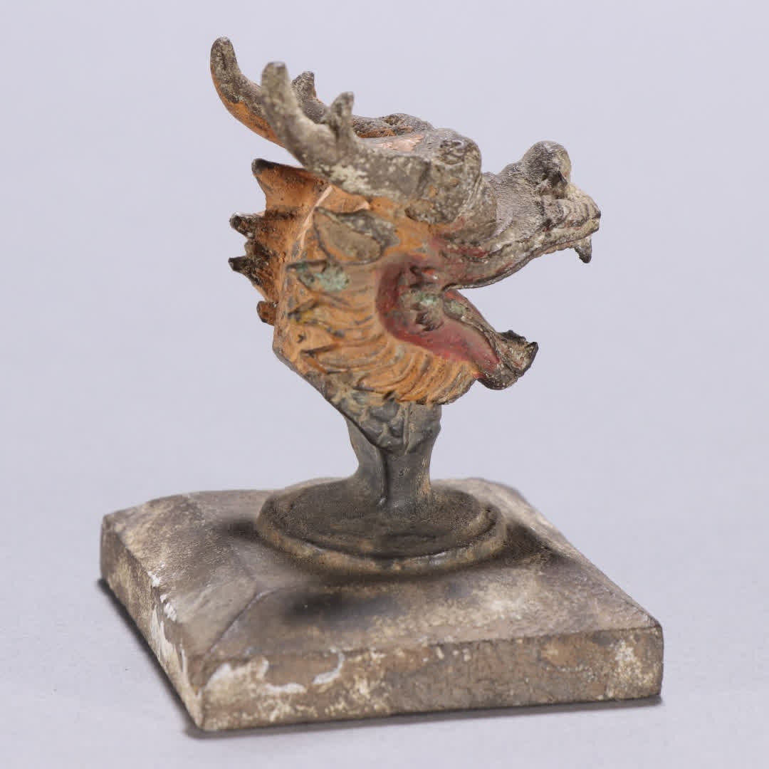 A bronze dragon head button seal - 5