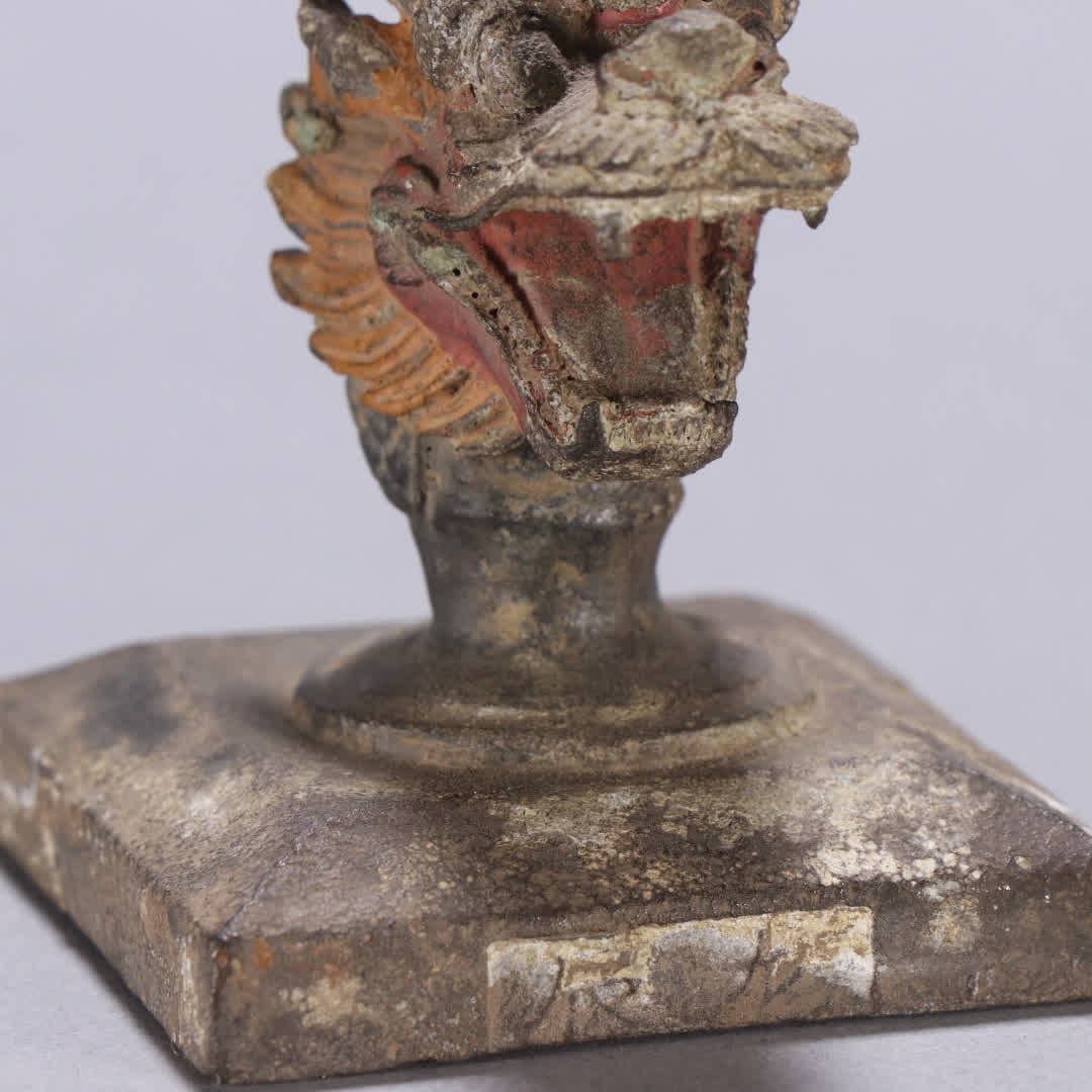 A bronze dragon head button seal - 8