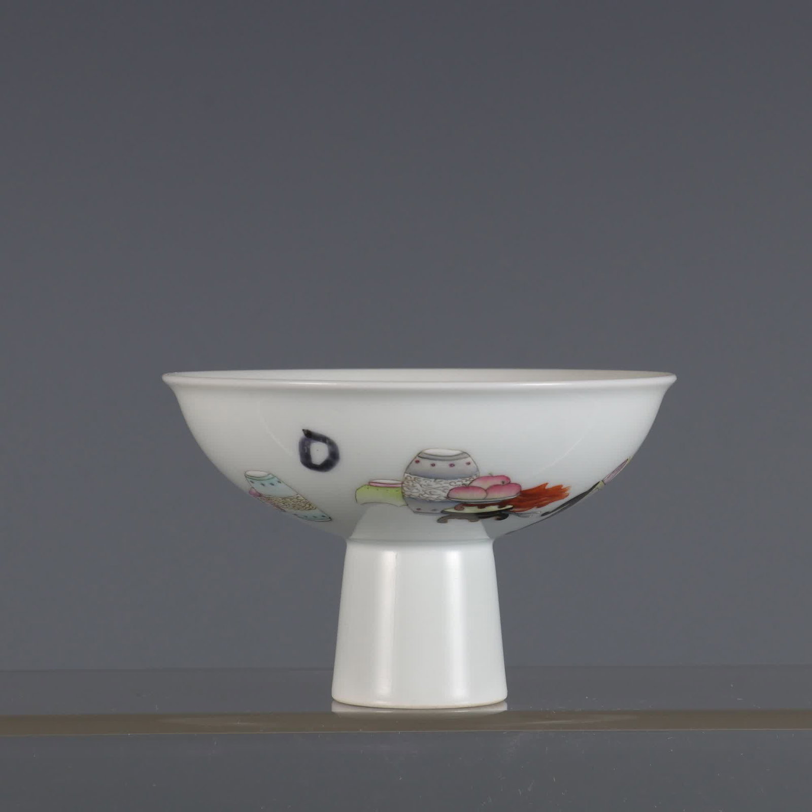 A pastel figure goblet made in the Yongzheng era of the Qing Dynasty (1 of 8)
