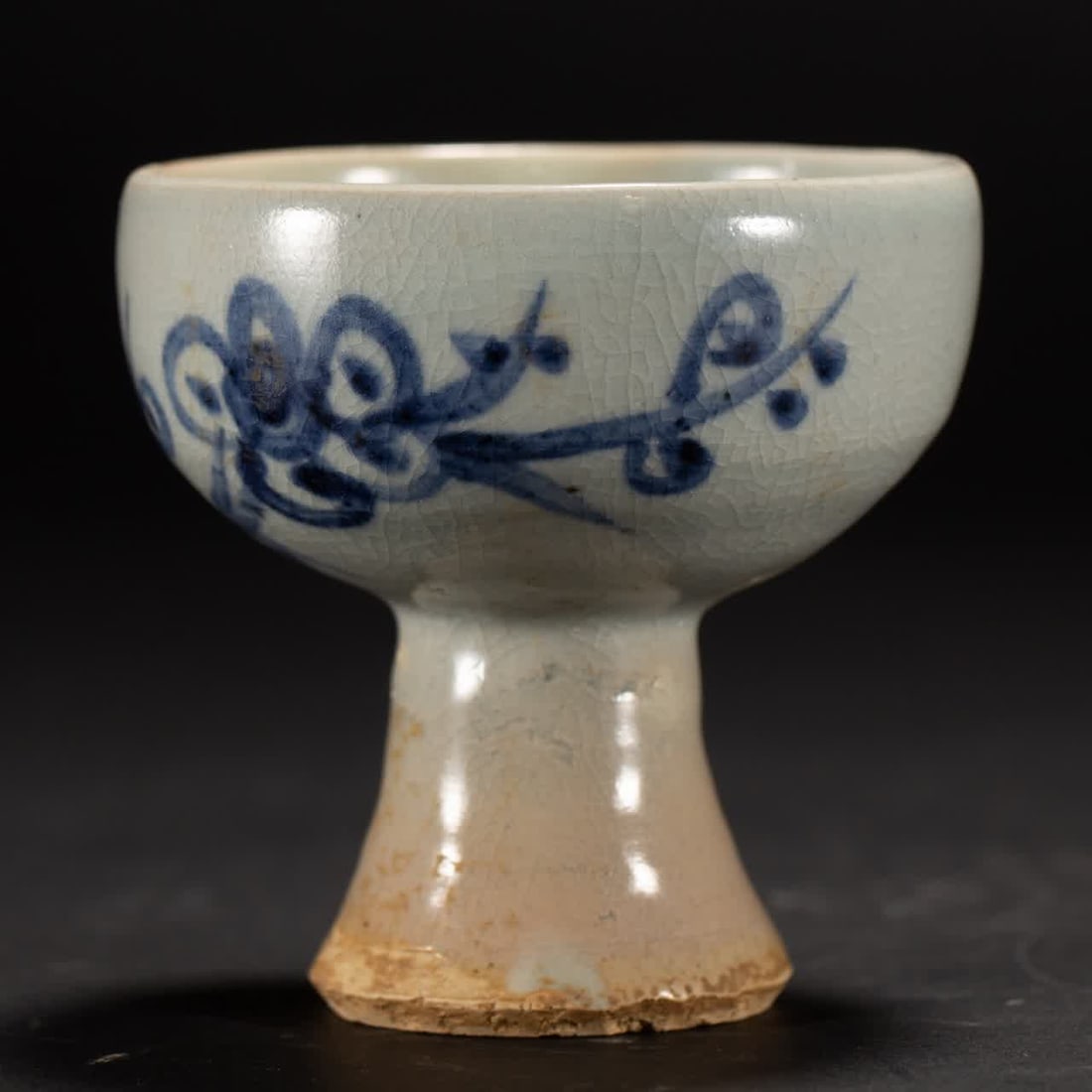 A Yuan blue and white goblet: Yuan blue and white goblet SIZE: L:7.5cm W:7.5cm H:7.5cm W:200g (The Dimensions Of All Batches Are Manually Measured.If You Need More Detailed Information, Please Contact Our Customer Service Before B