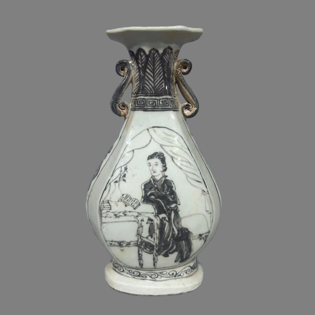 A Qing Dynasty glazed red figure bottle: Qing Dynasty glazed red figure bottle SIZE: H:27cm W:13cm (The Dimensions Of All Batches Are Manually Measured.If You Need More Detailed Information, Please Contact Our Customer Service Before Bidding