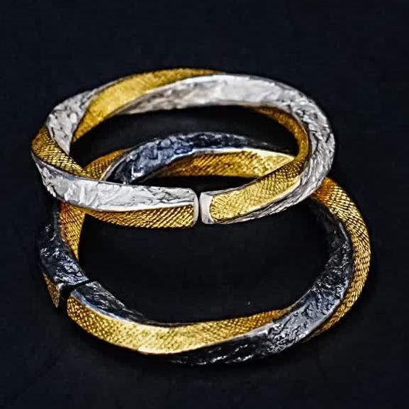 A silver gold ring - 2