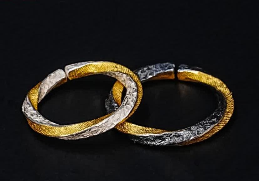 A silver gold ring - 4