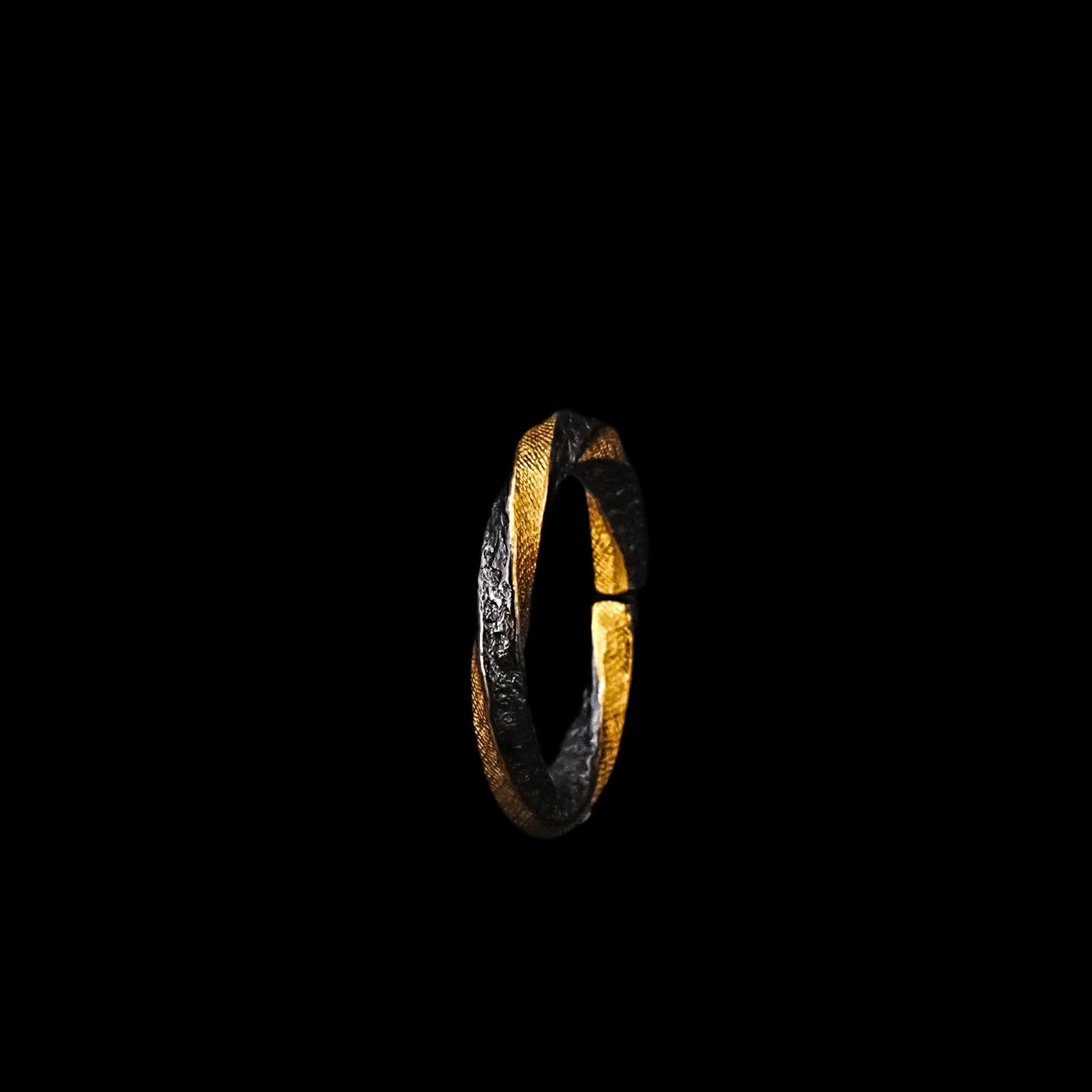 A silver gold ring - 5