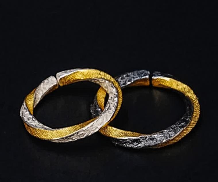 A silver gold ring - 6