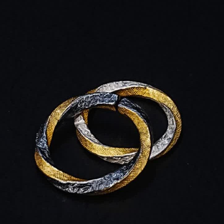 A silver gold ring - 7