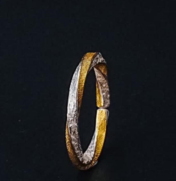 A silver gold ring - 8