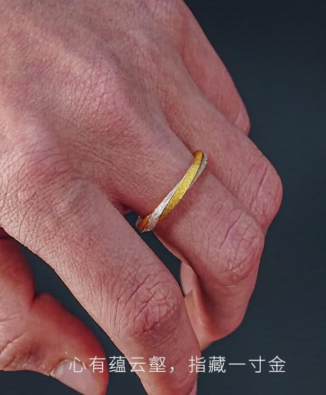 A silver gold ring - 9