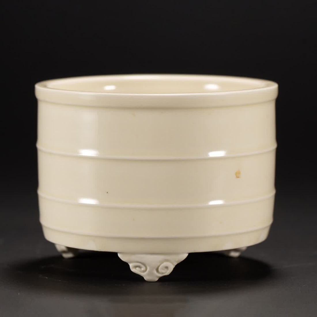 A Qing Dynasty Ding kiln incense burner: Qing Dynasty Ding kiln incense burner SIZE: L:11.5cm W:11.5cm H:9cm W:510g (The Dimensions Of All Batches Are Manually Measured.If You Need More Detailed Information, Please Contact Our Customer Servi