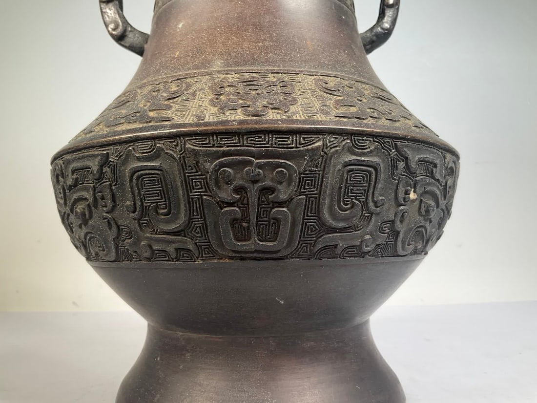 A late Qing bronze gluttonous pattern amphora - 3