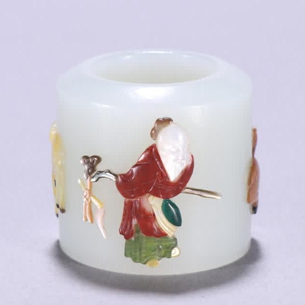 A piece of Hetian jade inlaid with a hundred treasures character story finger: Qing Dynasty Hetian jade inlaid with a hundred treasures character story finger SIZE: Inner diameter 2.1cm W:3.1cm W:47.7g (The Dimensions Of All Batches Are Manually Measured.If You Need More Detaile