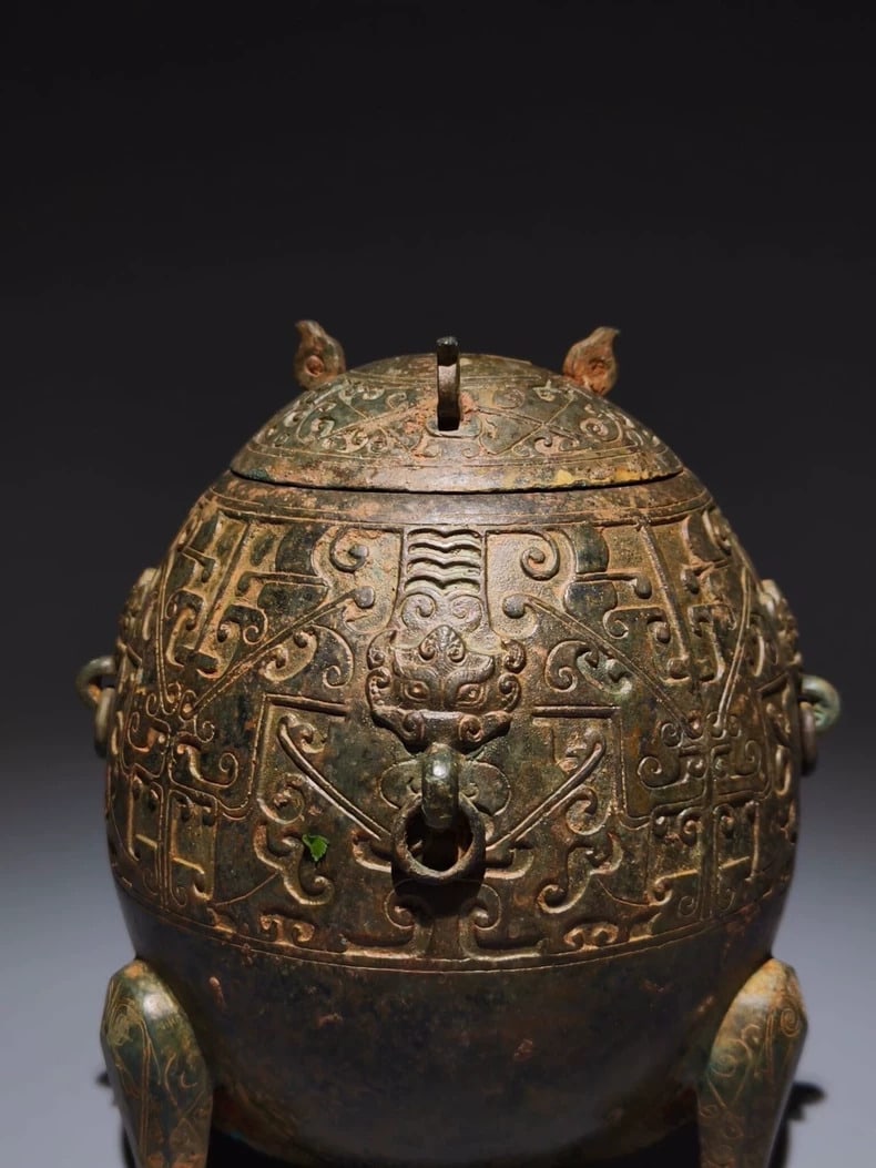 A bronze watermelon cauldron - 5