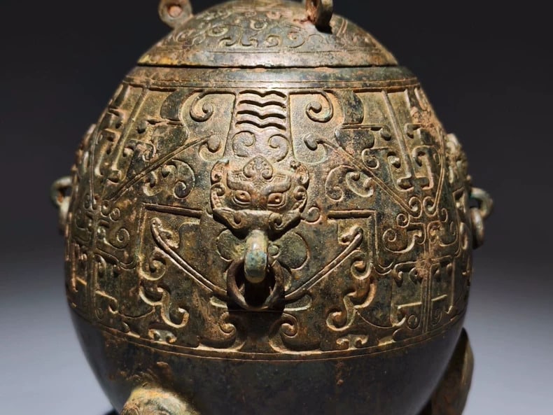 A bronze watermelon cauldron - 6