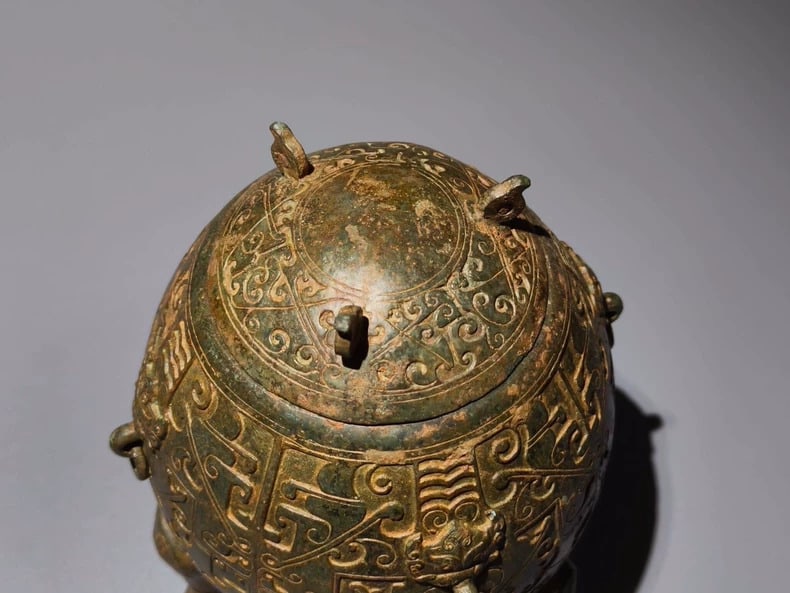 A bronze watermelon cauldron - 7