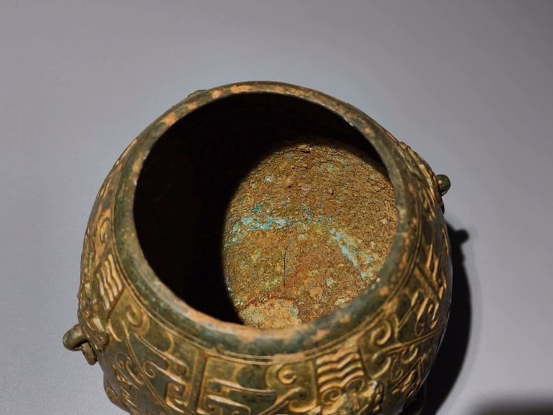 A bronze watermelon cauldron - 8