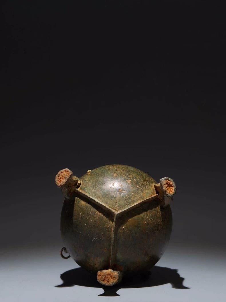 A bronze watermelon cauldron - 9