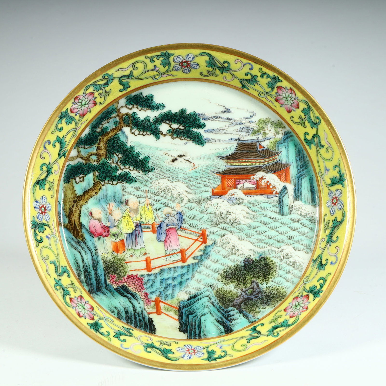 A Qing Dynasty yellow pastel consecration "sea house addition" pattern plate: Qing Dynasty yellow pastel consecration "sea house addition" pattern plate SIZE: H:3.5cm L:17.5cm W:17.5cm W:367g (The Dimensions Of All Batches Are Manually Measured.If You Need More Detailed Informa
