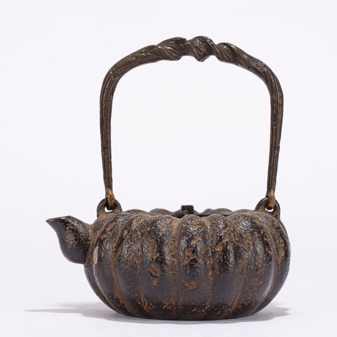 A Qing Dynasty iron pumpkin-shaped pot: Iron pumpkin-shaped pot Description: This iron kettle is simple and vicissitudes, the body is pumpkin-shaped, the texture is delicate and does not reduce the thick character of the whole pot, and it i