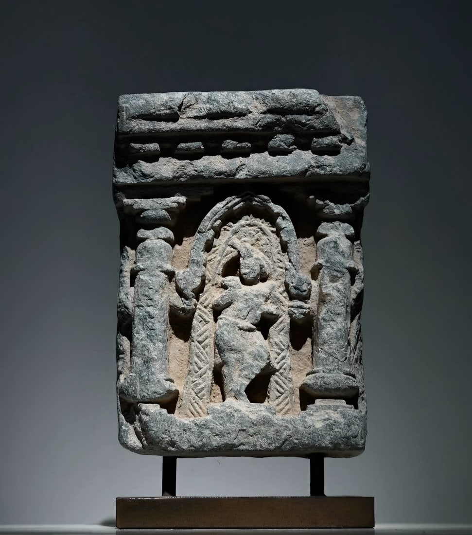 A Gandhara stone carving from the 2nd-5th centuries AD: Gandhara stone carving SIZE: W: 11.5cm H: 16 cm H: 20cm with base (The Dimensions Of All Batches Are Manually Measured.If You Need More Detailed Information, Please Contact Our Customer Service Before