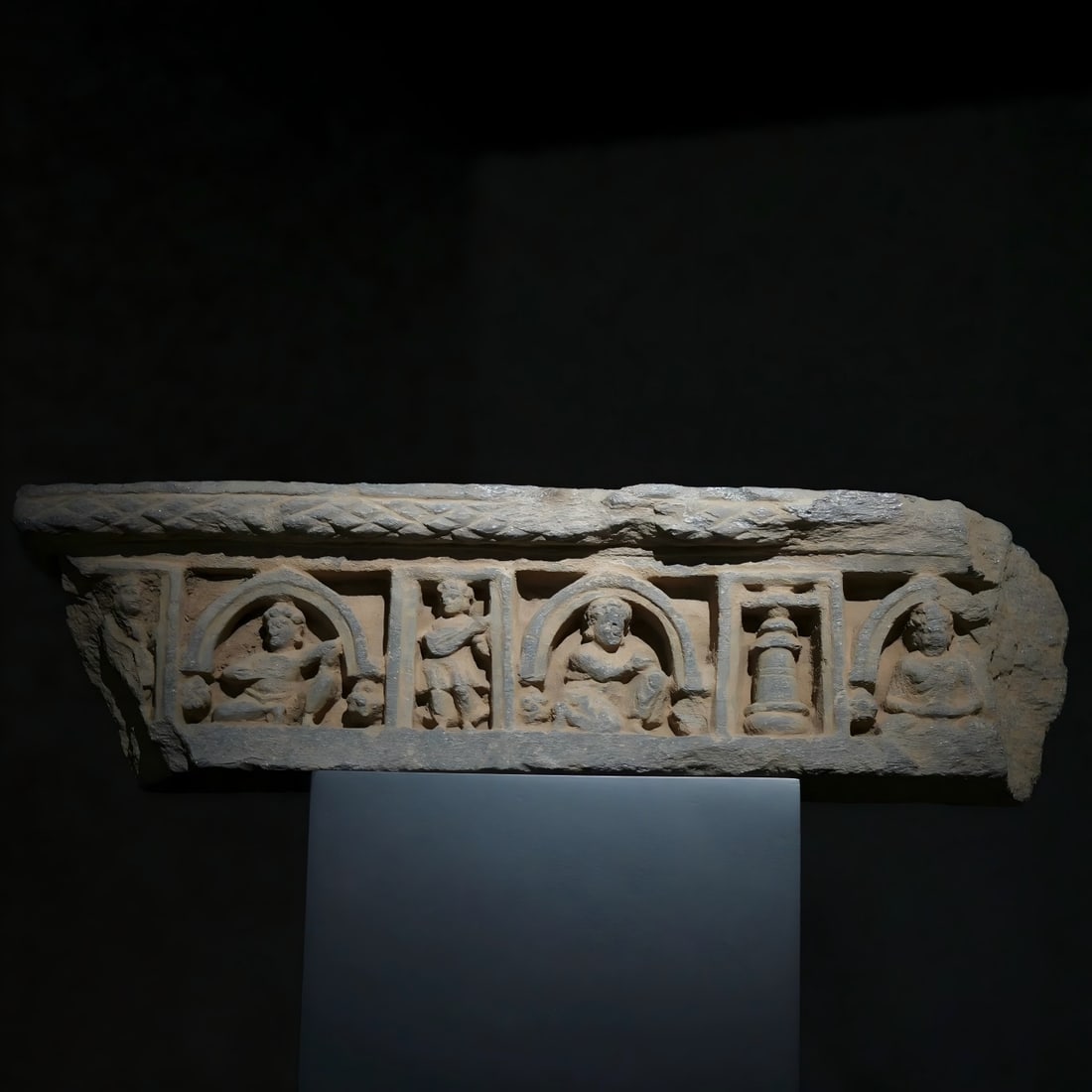 A Gandhara stone carved base of shale from the 2nd to 5th centuries AD: Gandhara stone carving base SIZE: Base L: 44cm H: 12T: 9cm (The Dimensions Of All Batches Are Manually Measured.If You Need More Detailed Information, Please Contact Our Customer Service Before Biddin