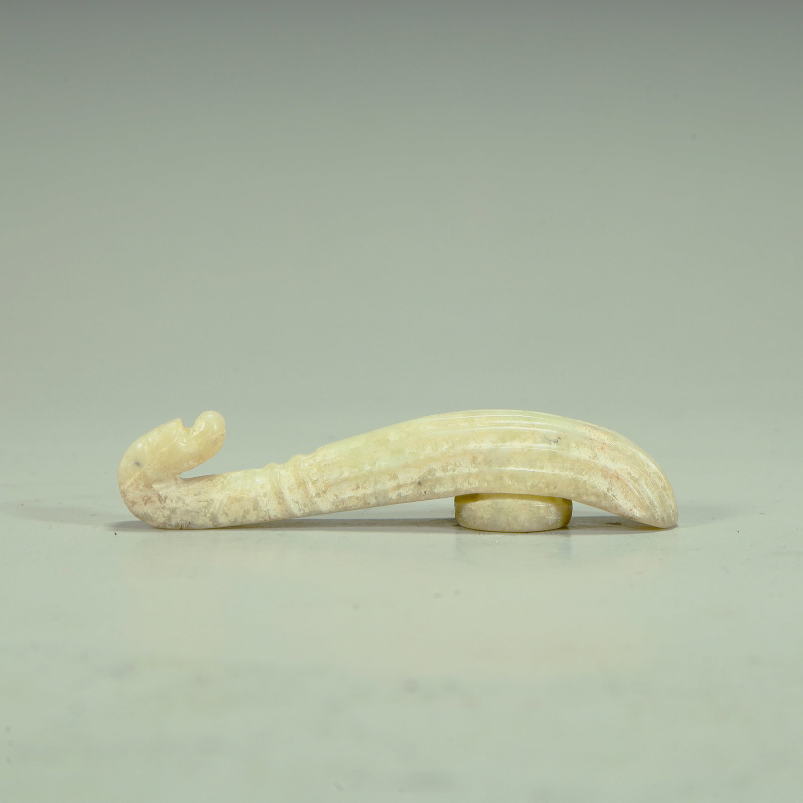 An ancient jade dragon head jade belt hook: The ancient jade dragon head and jade belt hook SIZE: H:2cm L:8.5cm W:2cm W:31.6g (The Dimensions Of All Batches Are Manually Measured.If You Need More Detailed Information, Please Contact Our Custome