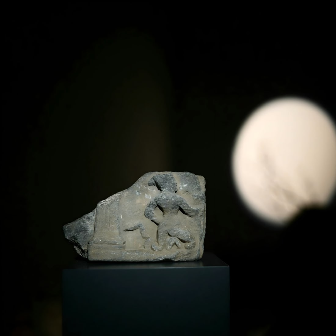 A Gandhara stone carving ornament from the 2nd to 5th centuries AD: Gandhara stone carving ornaments SIZE: W:18cm H:11cm (The Dimensions Of All Batches Are Manually Measured.If You Need More Detailed Information, Please Contact Our Customer Service Before Bidding.)