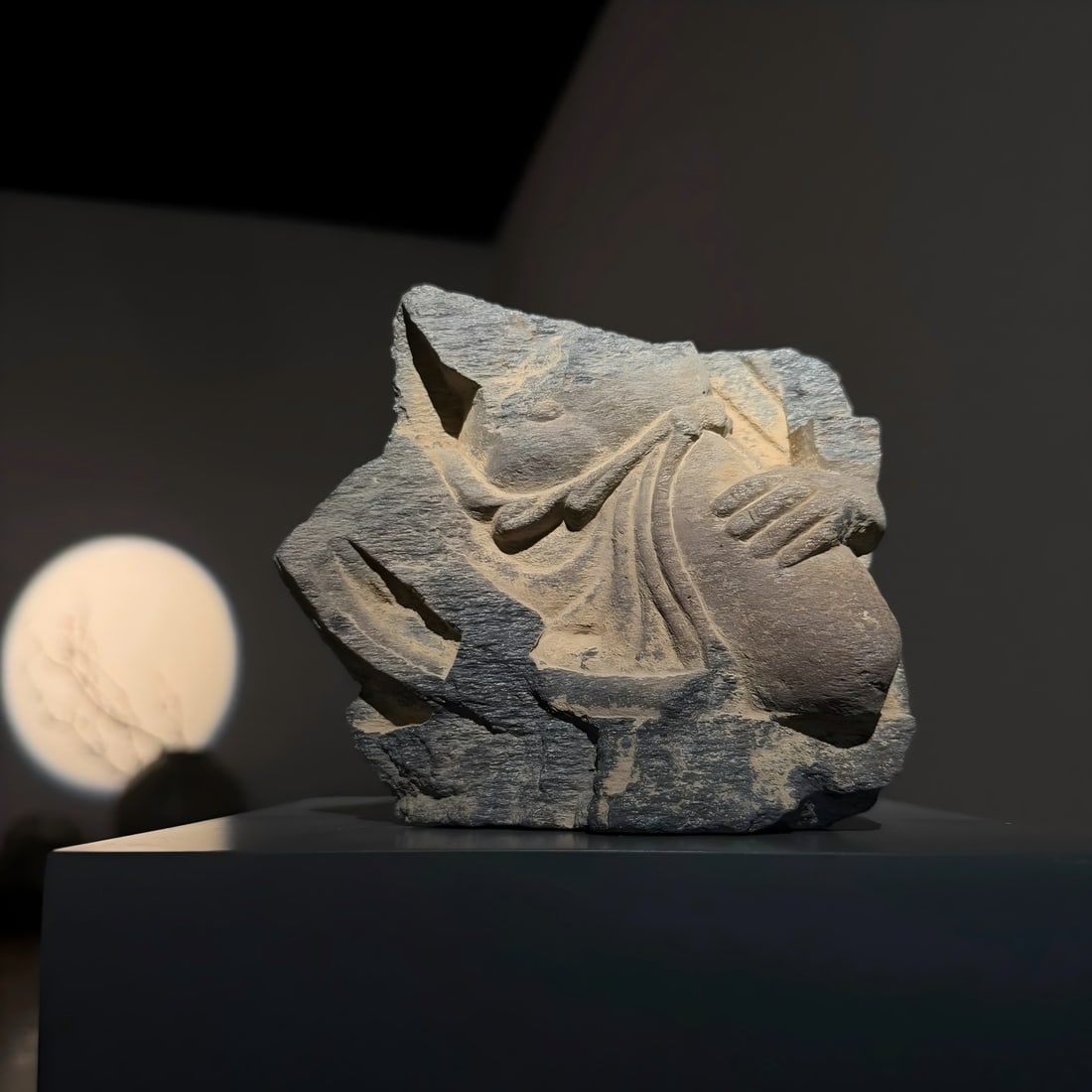 A fragment of a Gandhara stone carving from shale from the 2nd to 5th centuries AD: Gandhara stone carving fragment ornament SIZE: W:14cm H:14cm (The Dimensions Of All Batches Are Manually Measured.If You Need More Detailed Information, Please Contact Our Customer Service Before Bidd