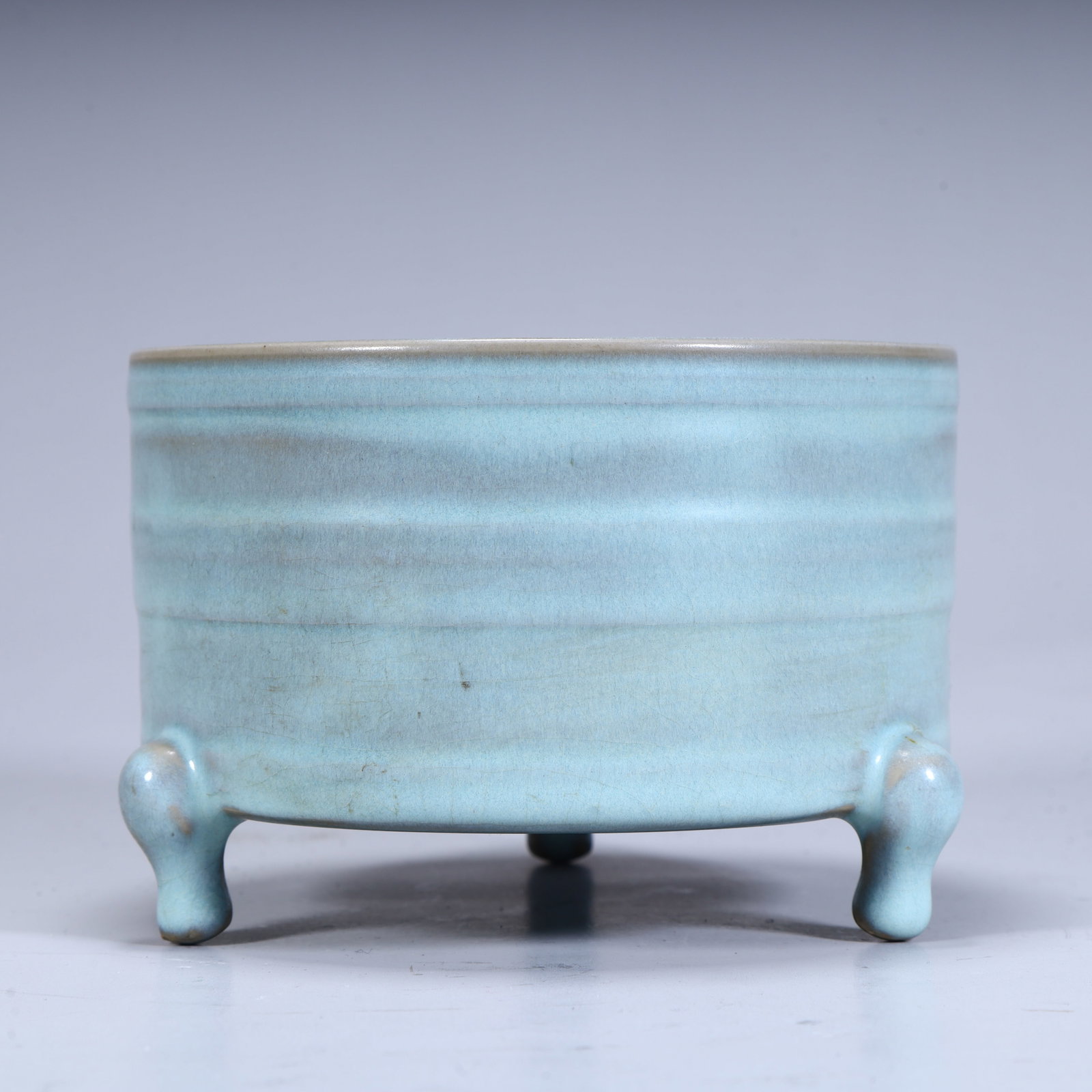 A three-legged box with a sky blue glaze string pattern in the Song Ru kiln (1 of 9)