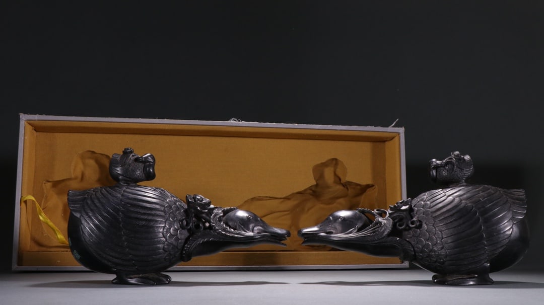 A pair of Qing Dynasty agarwood duck ornaments: Qing Dynasty A pair of agarwood duck ornaments SIZE: H: 13.5cm W: 22.5cm Single W: 850g (The Dimensions Of All Batches Are Manually Measured.If You Need More Detailed Information, Please Contact Our C