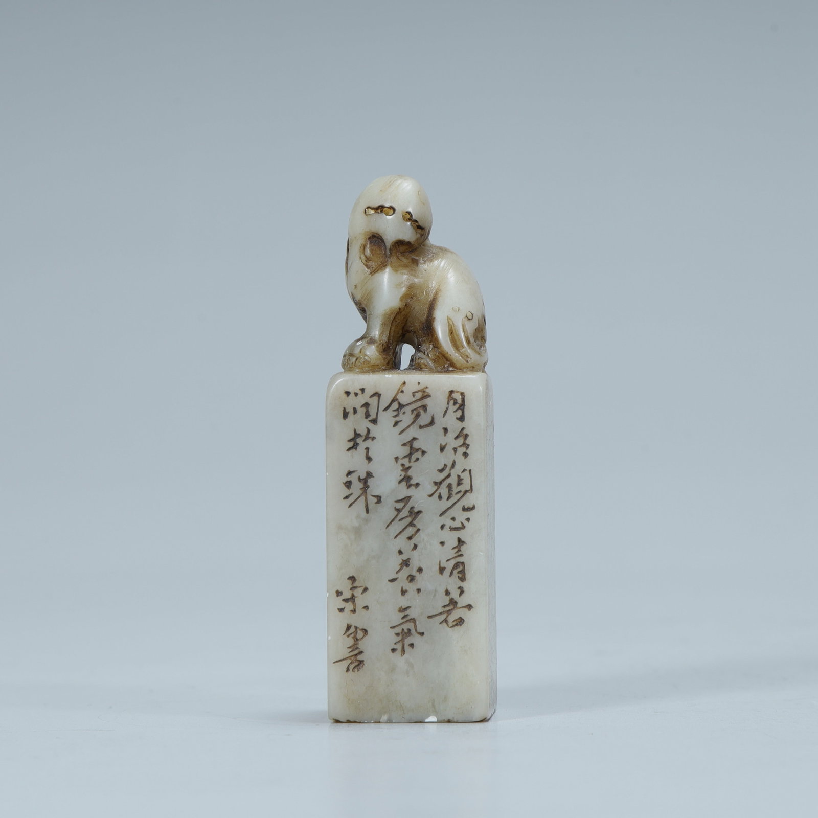 A Qing Dynasty Shoushan stone lion button seal: Qing Dynasty Shoushan stone lion button seal SIZE: H:7cm L:2cm W:2cm W:56g (The Dimensions Of All Batches Are Manually Measured.If You Need More Detailed Information, Please Contact Our Customer Servi